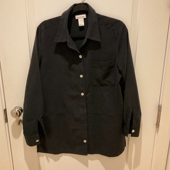 Travelsmith button down,   size M - Picture 2 of 5